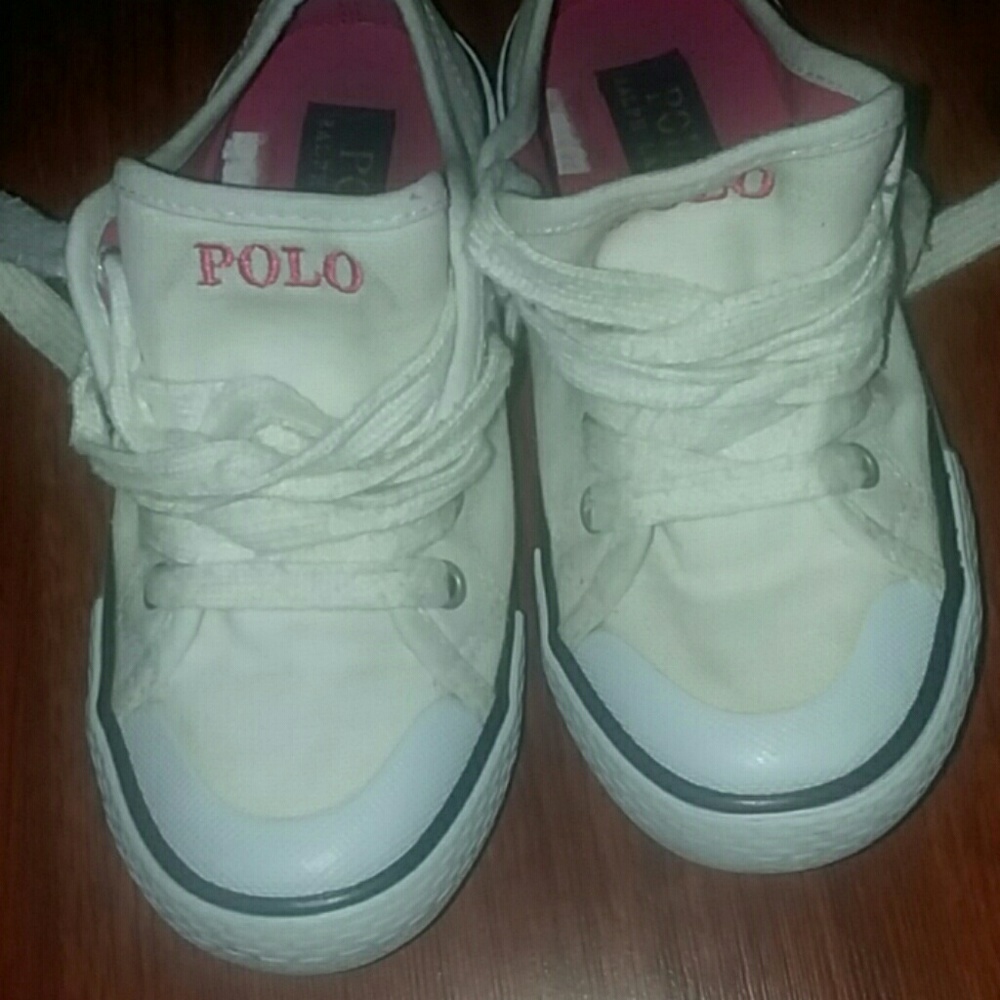 Tennis shoes